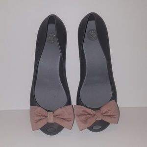 Like new Grey Melissa flats with pink bow size:8.